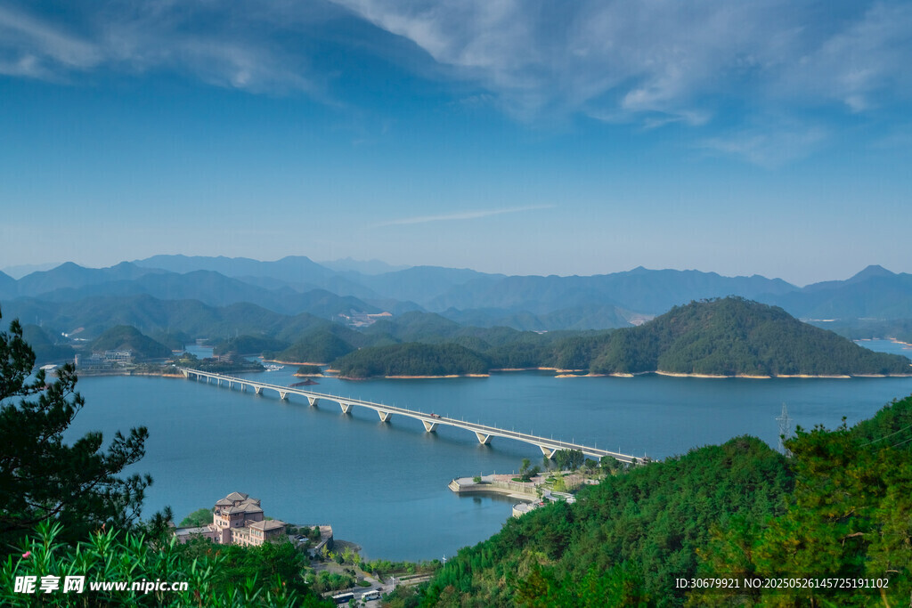 青山绿水间的壮美桥梁