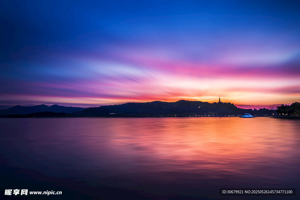 湖畔绚丽晚霞美景