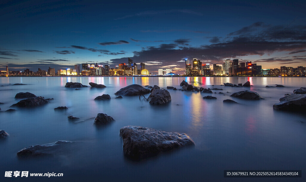 夜幕下的水边城市美景