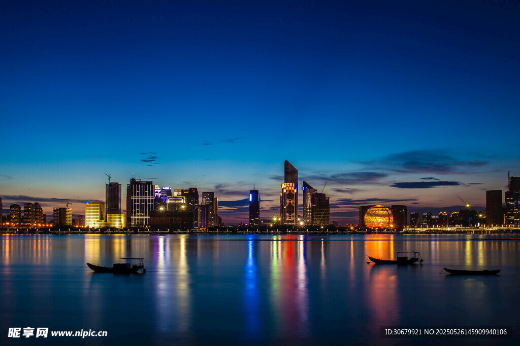 城市夜景下的静谧水面