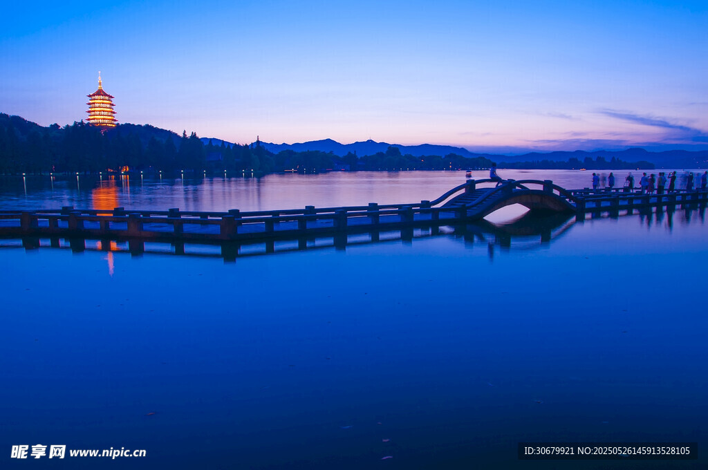 湖畔栈桥夜景美丽如画