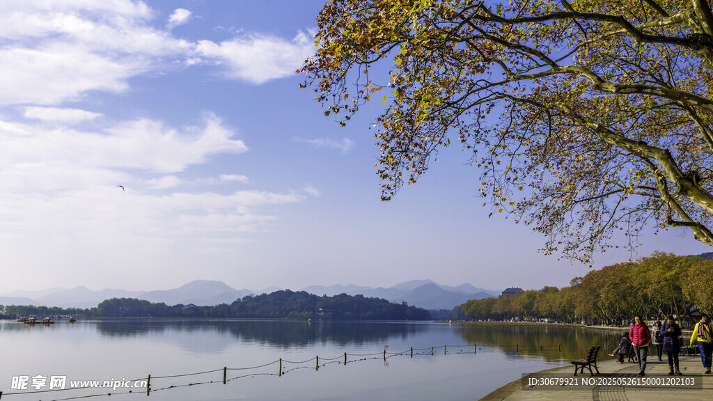 湖畔美景 秋日漫步好去处
