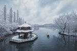冬日湖畔雪景中的静谧小亭
