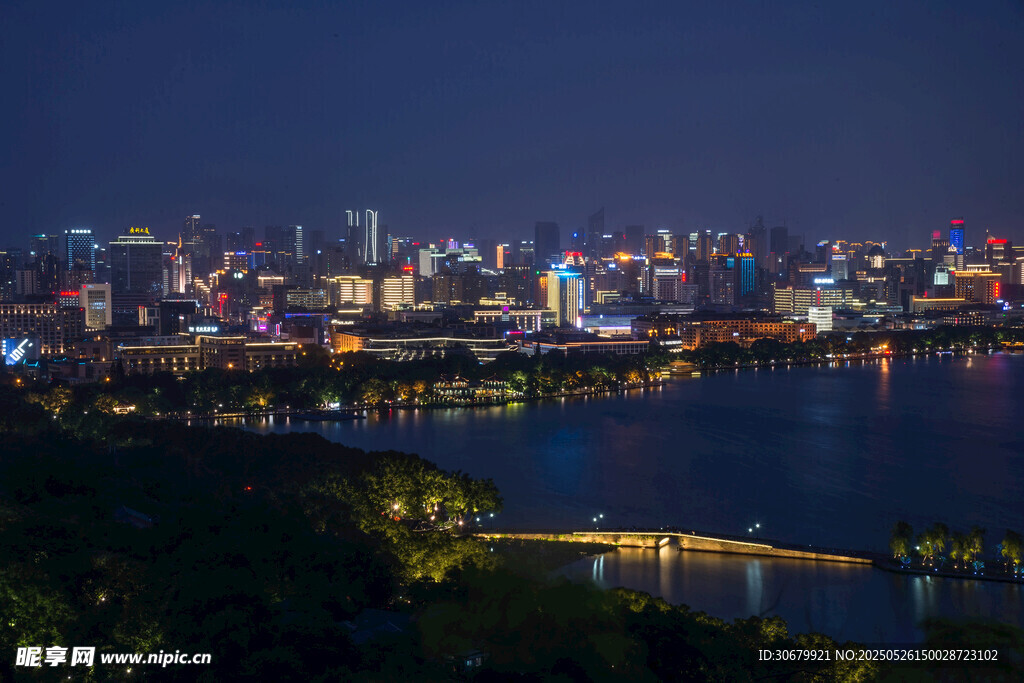 城市湖畔璀璨夜景风光
