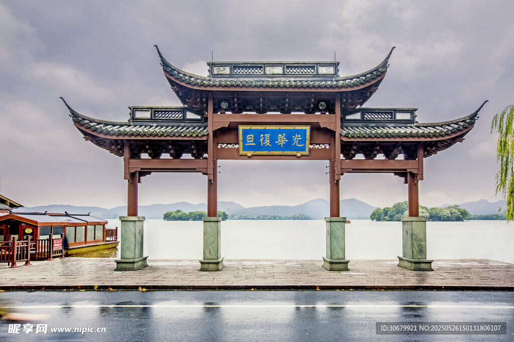 中式牌坊立于水边美景