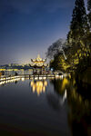 湖畔古亭夜景