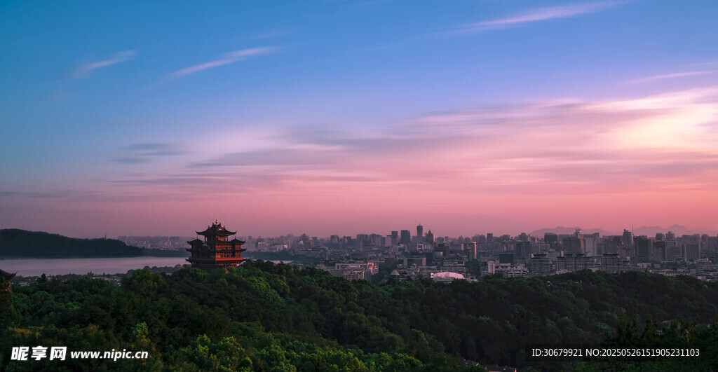 湖畔楼阁处的绝美晚霞