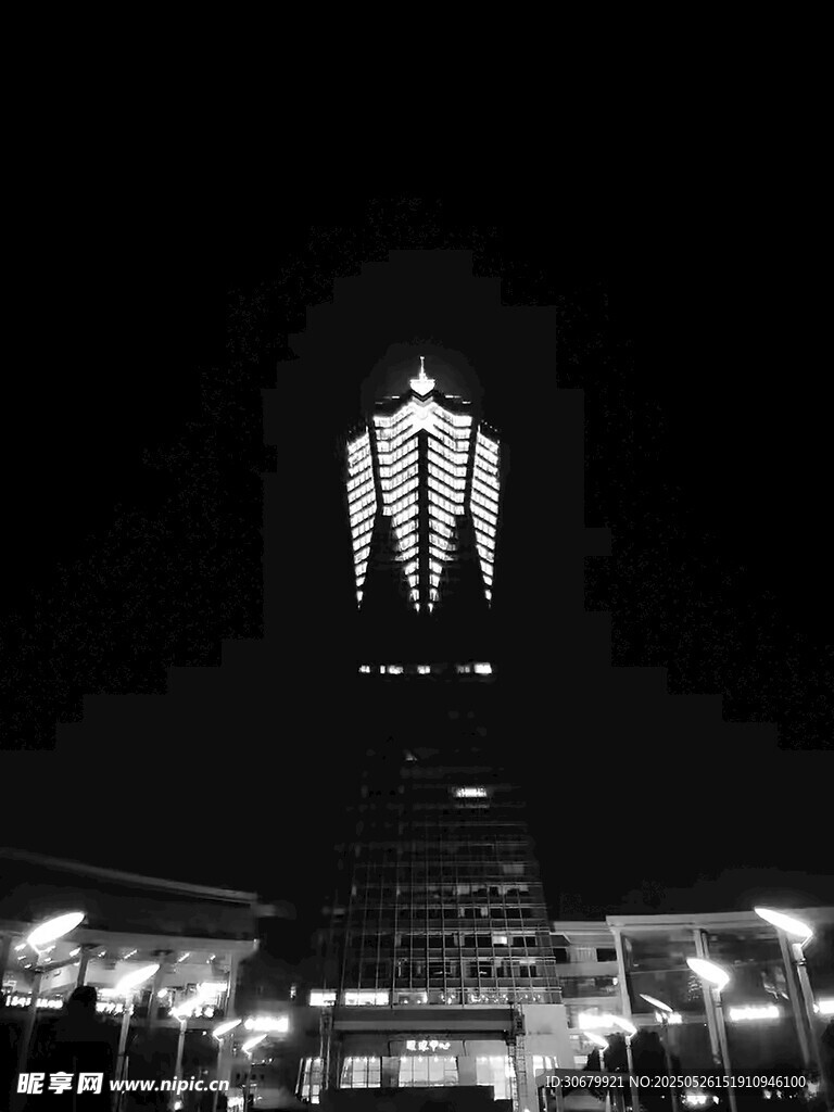 夜晚璀璨的宏伟建筑景观