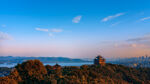 山顶楼阁俯瞰壮丽风景