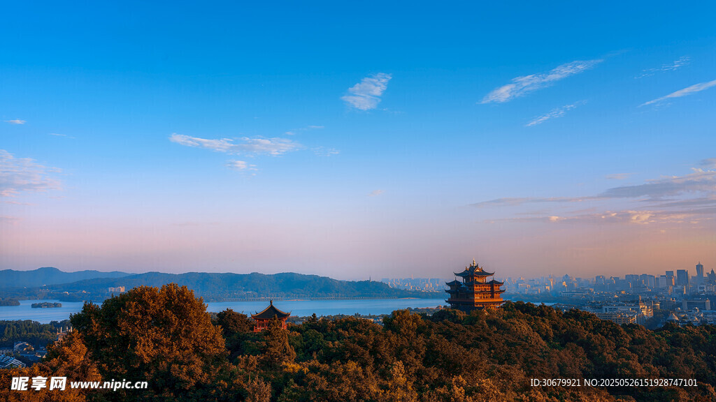 山顶楼阁俯瞰壮丽风景