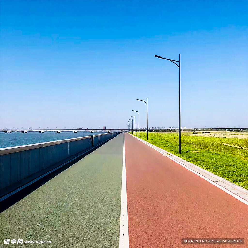海边彩色步道风景