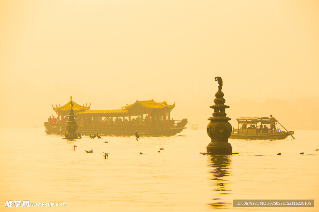 夕阳下的水上船只与建筑