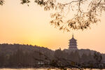 夕阳下的湖畔古塔美景