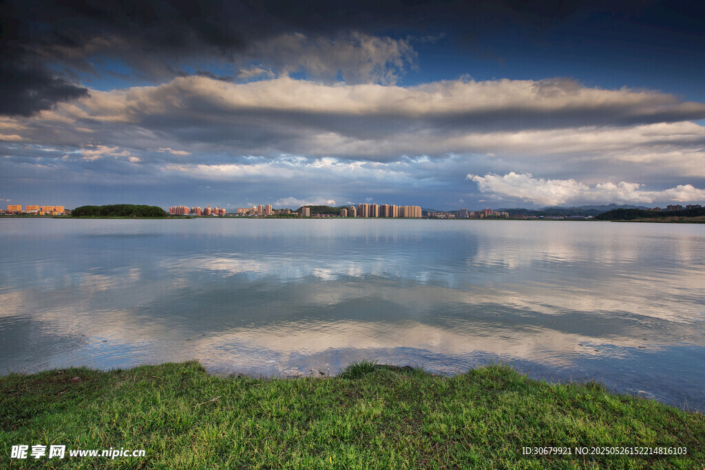 湖畔美景 天空草地与湖水
