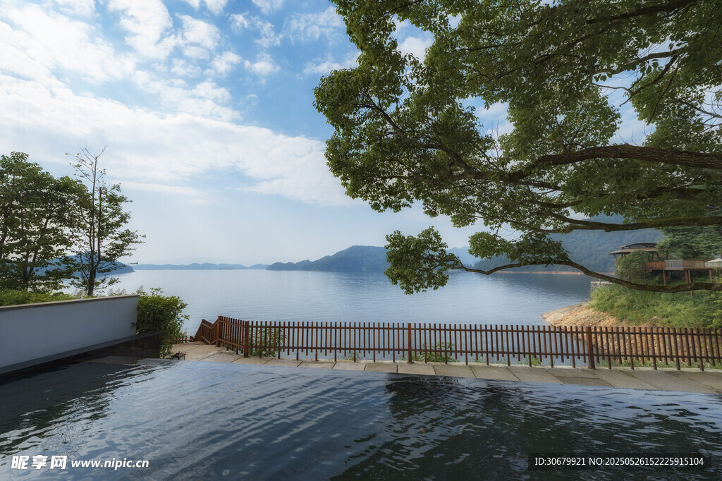 湖畔美景 绿树碧水蓝天