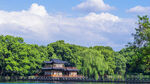 湖畔古亭绿树蓝天美景