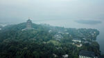 湖中小岛古塔风景图