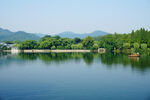 宁静湖畔青山绿树美景