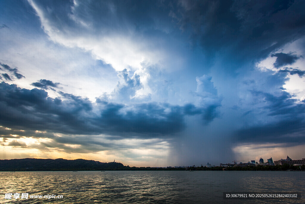海上壮观暴雨云景