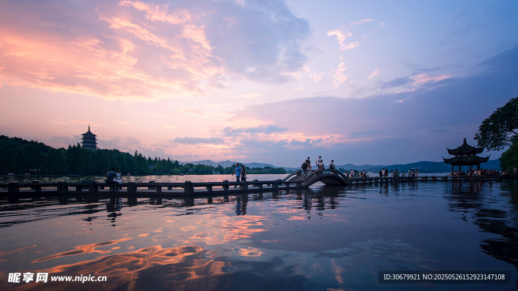 湖畔黄昏美景