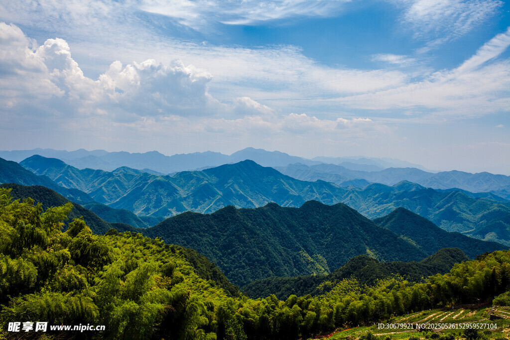 青山云海间的壮美风光