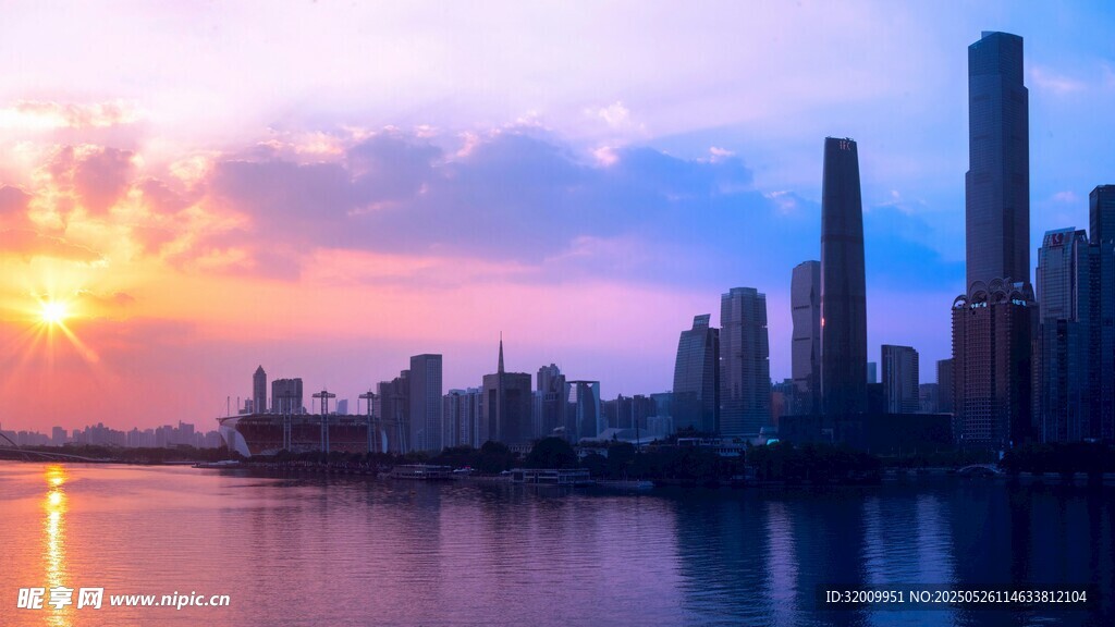城市河畔绚丽日落景观