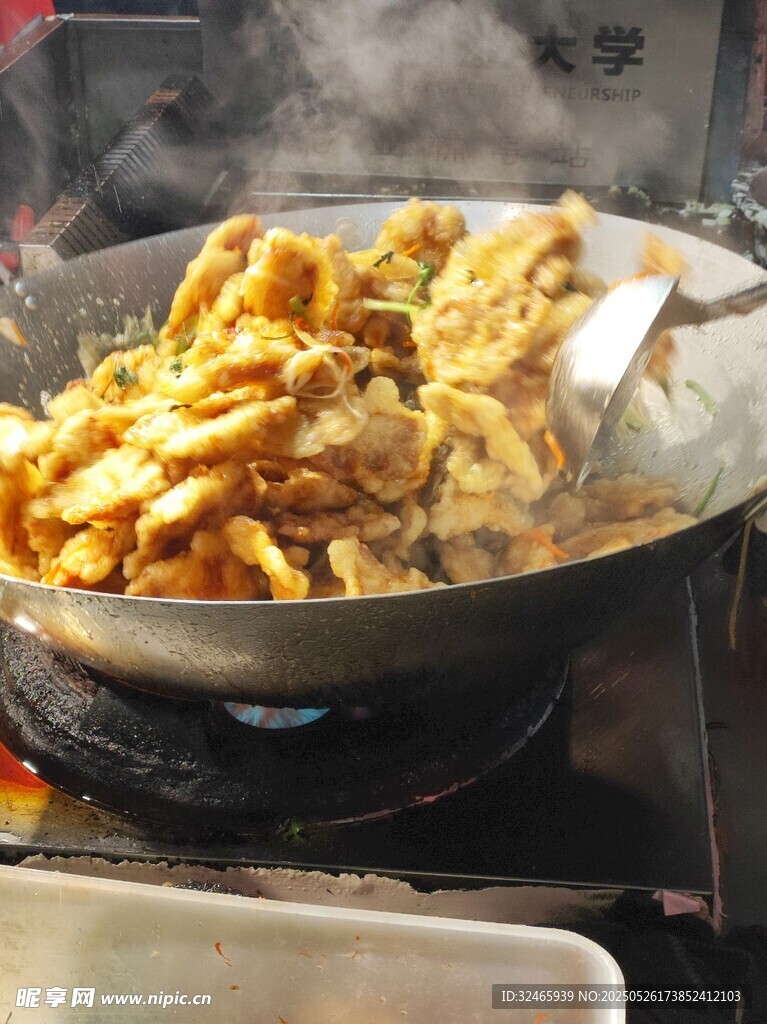锅中翻炒的美味食材锅包肉