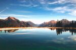 宁静山水间的绝美湖景