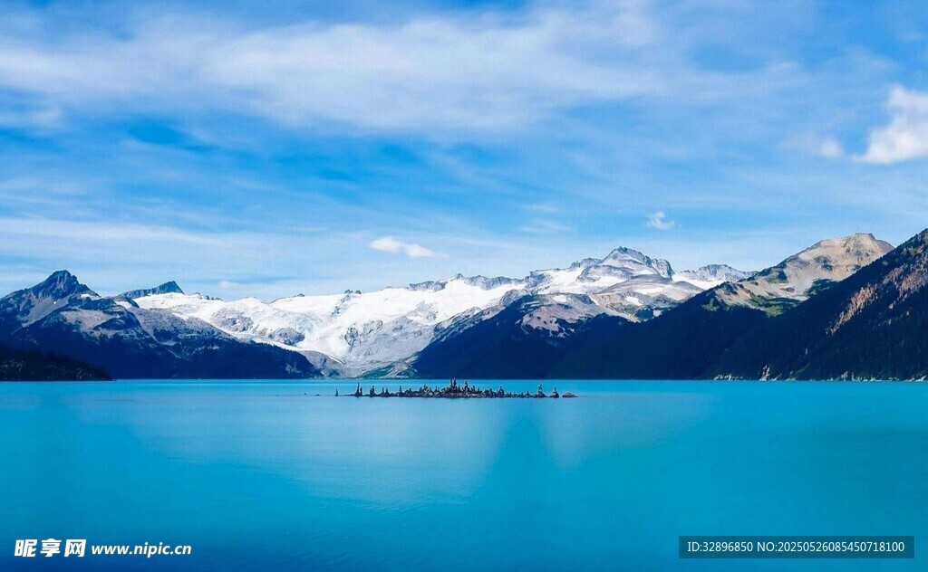 蓝色湖泊与远处雪山美景