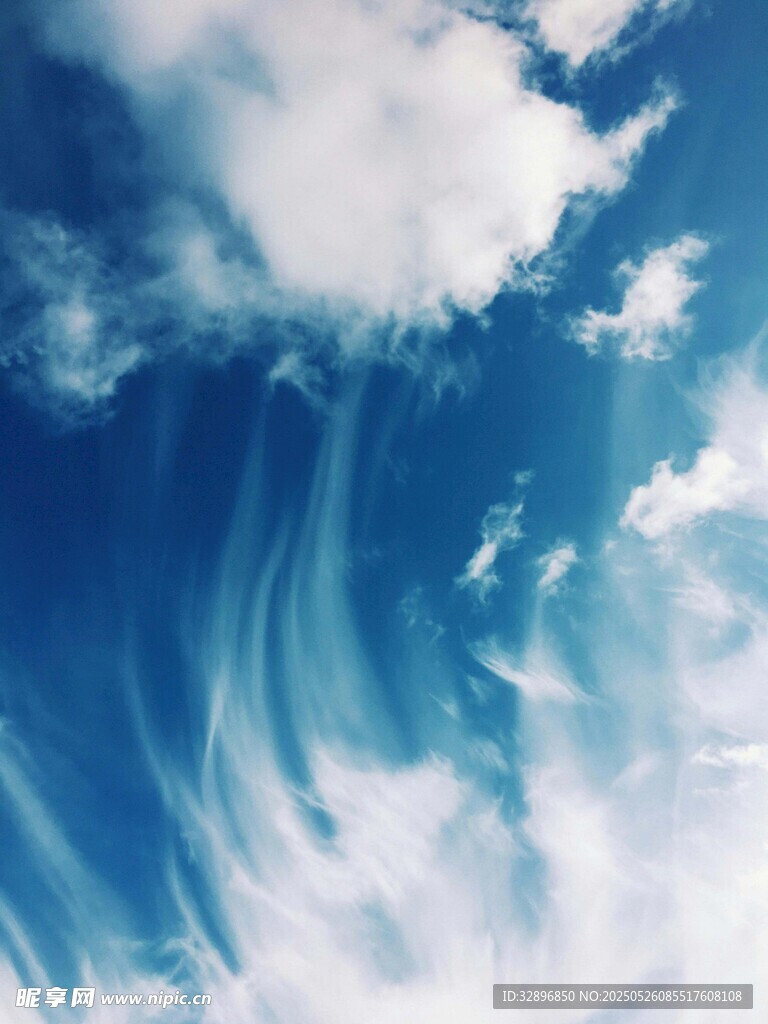 梦幻蓝天与飘逸云彩