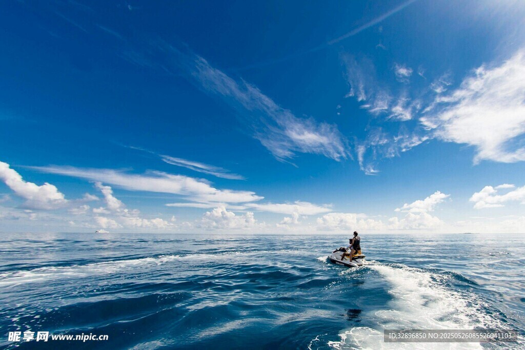 海上单人冲浪逐浪瞬间