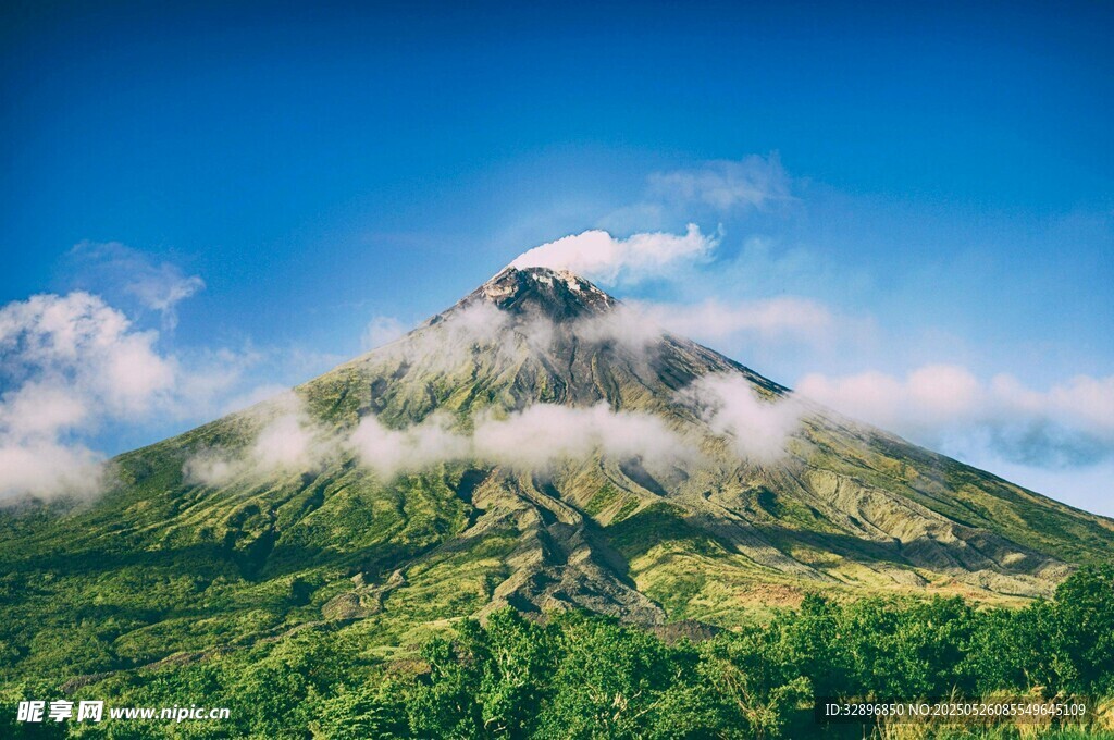 云雾缭绕的壮美山峰