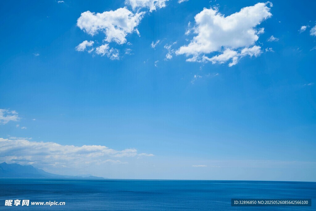 蓝天碧海间的悠然景致