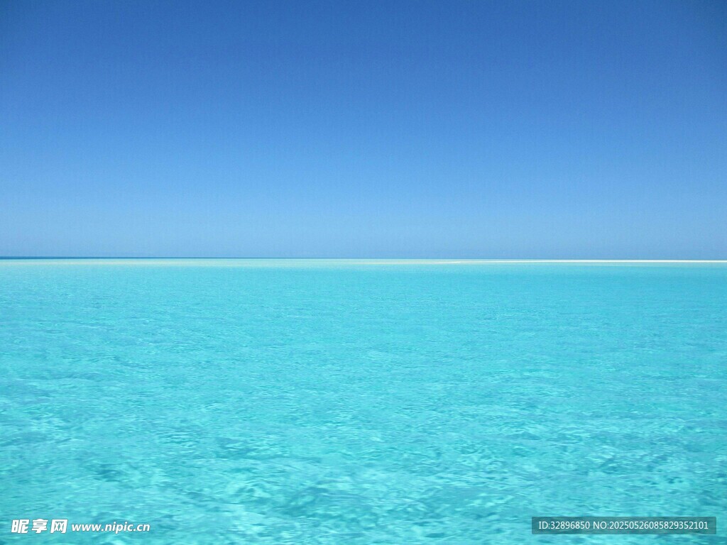 清澈蓝水的美丽海洋景观