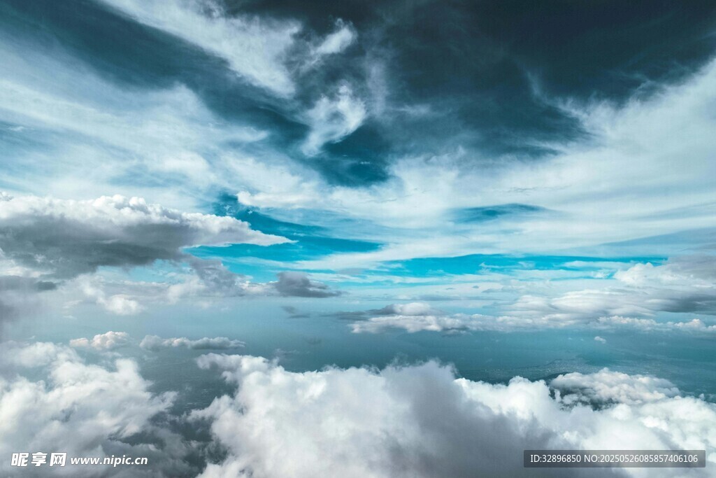 云海之上的壮丽天空景观