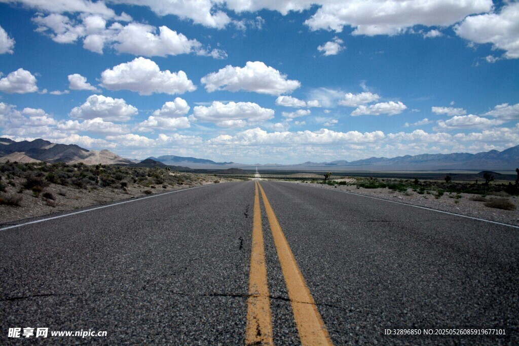 空旷公路伸向远方