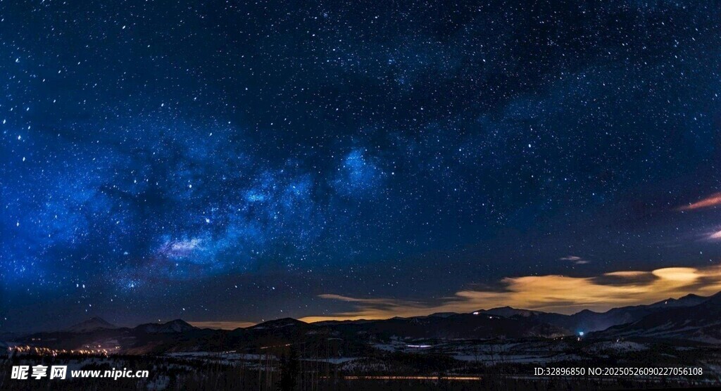 璀璨星空下的壮丽夜景