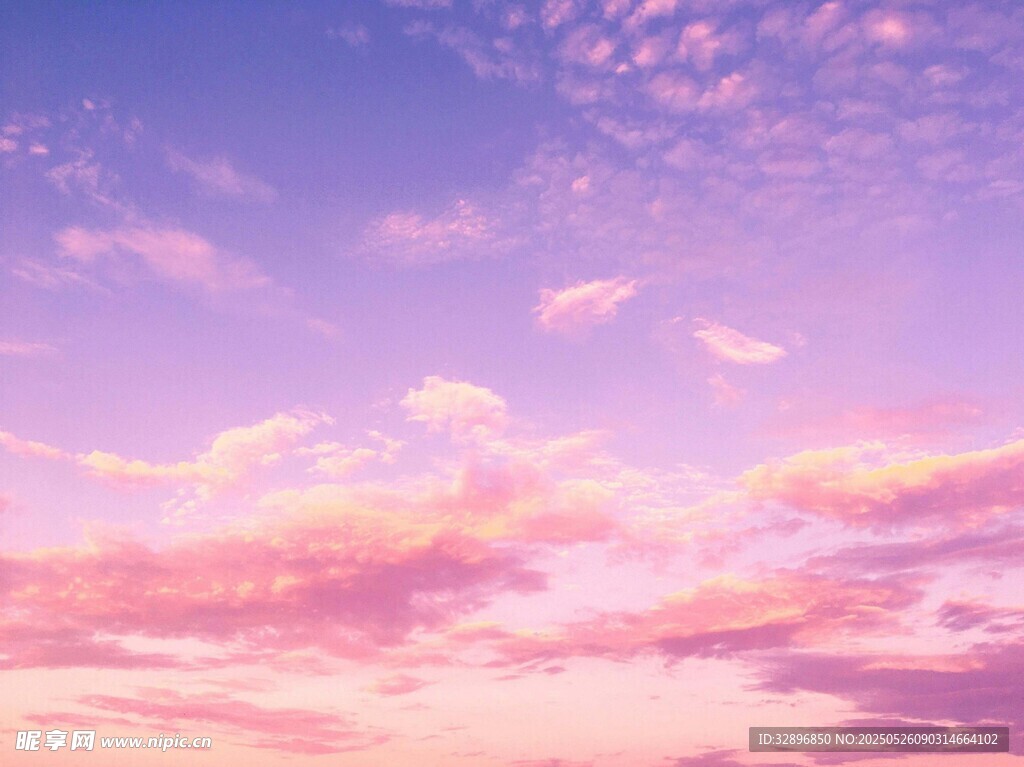 梦幻粉紫色天空美景
