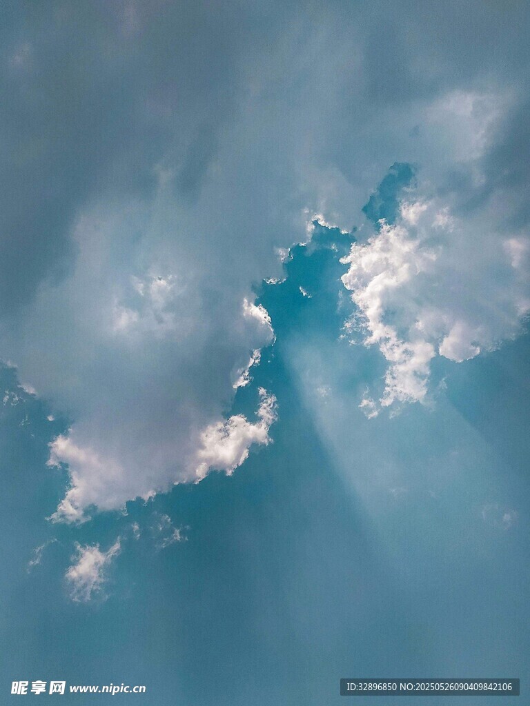 蓝天穿透云层的光束美景