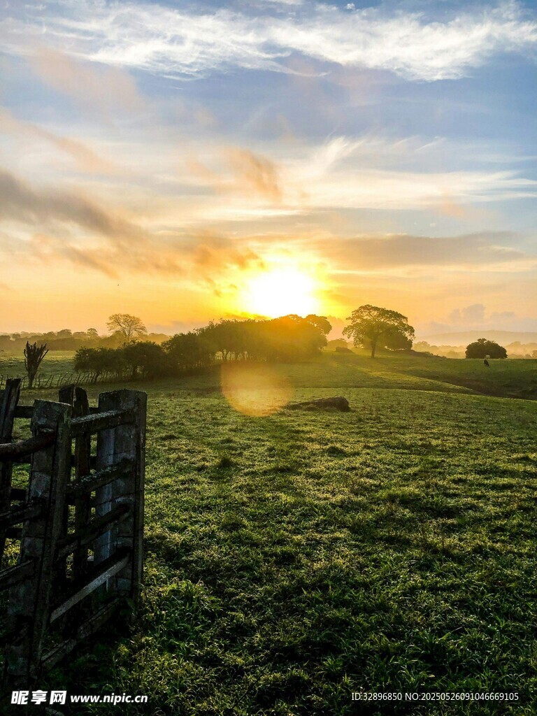 夕阳下的草原与木栅栏