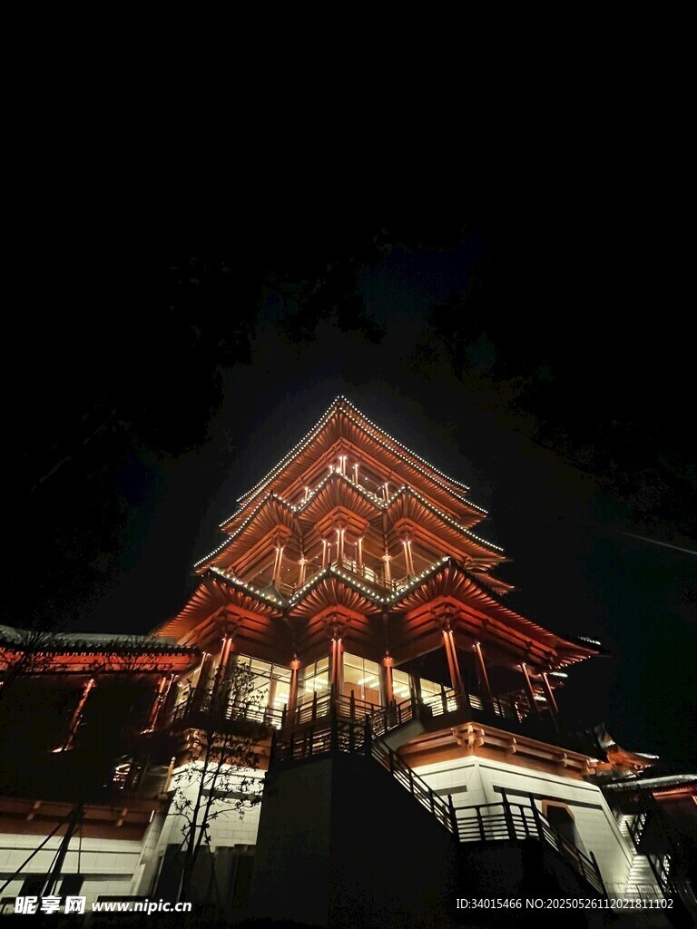 夜晚中式古建筑灯火辉煌