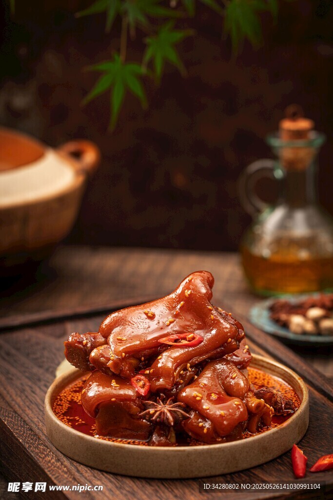 美味红烧排骨摆于盘中