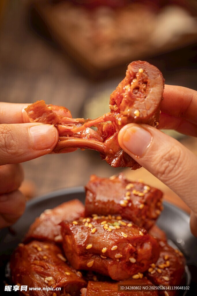 手撕美味卤牛肉诱人瞬间