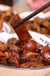 筷子夹起美味红烧卤肉