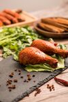 美味烤鸡腿与多样配菜
