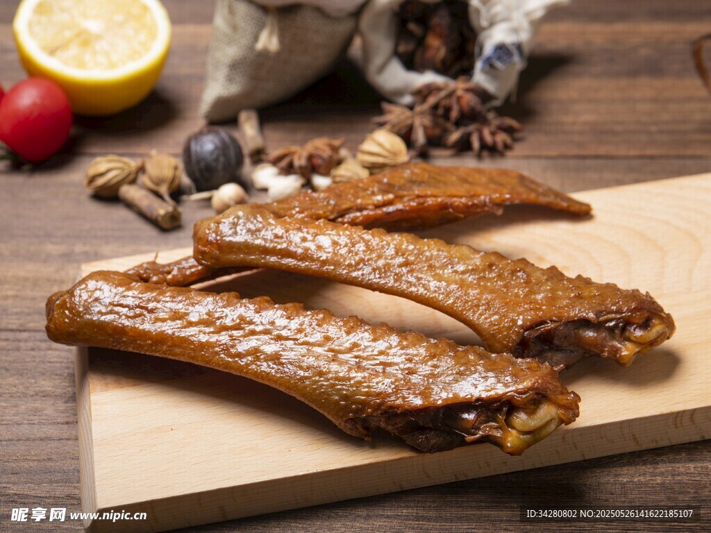 美味卤鸭翅摆于木桌