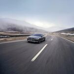 公路上行驶的炫酷轿车