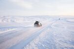 雪地公路上行驶的车辆