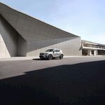 现代建筑前的时尚汽车