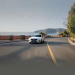 公路上行驶的白色轿车